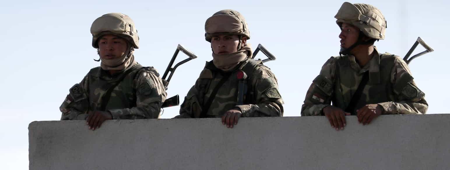 Bolivianske soldater holder vakt under opptøyer i november 2019