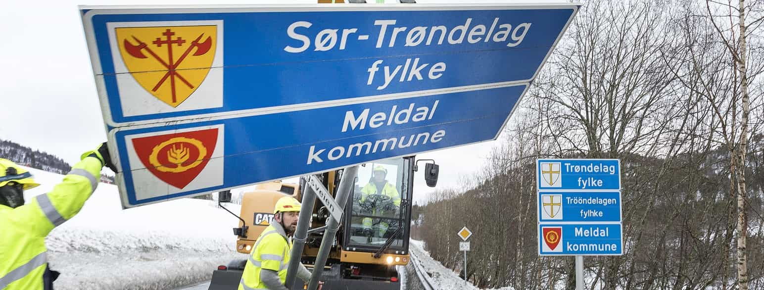 Nye Trøndelag fylke: Gamle skilt erstattes ved sammenslåing av Nord- og Sør-Trøndelag. Storås, 20.12.2017.