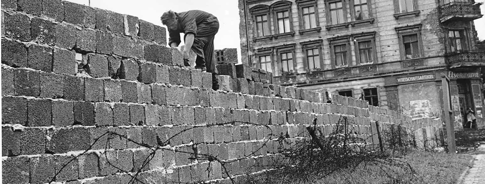 Berlinmuren bygges