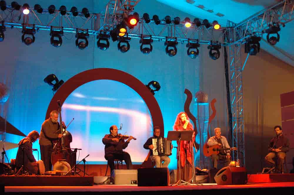 Folkemusikkgruppe fra Frankrike og Marokko synger sefardiske melodier i Warszawa i Polen i 2008.
