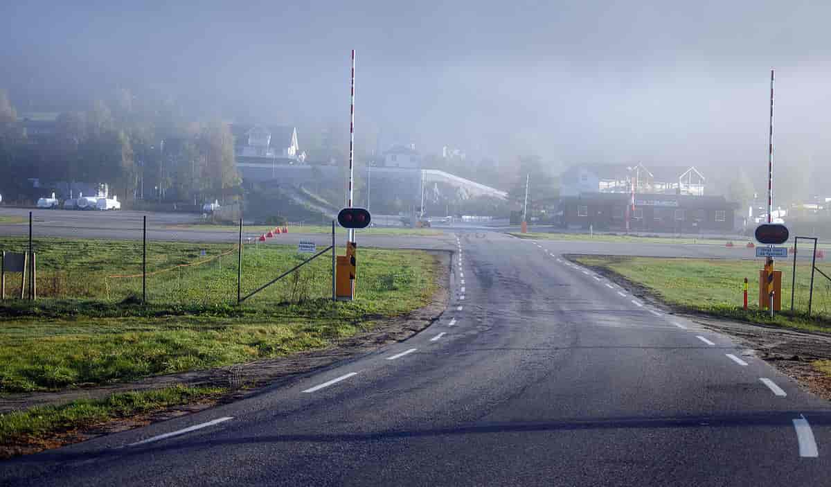 Fylkesvei 152 krysser rullebanen ved Notodden flyplass