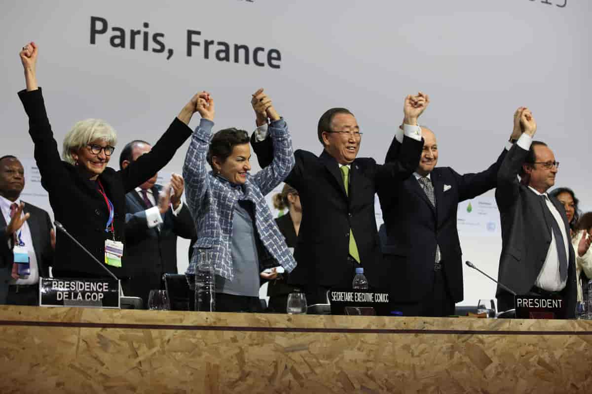 Klimatoppmøtet i Paris 2015 feirer vedtaket av Parisavtalen