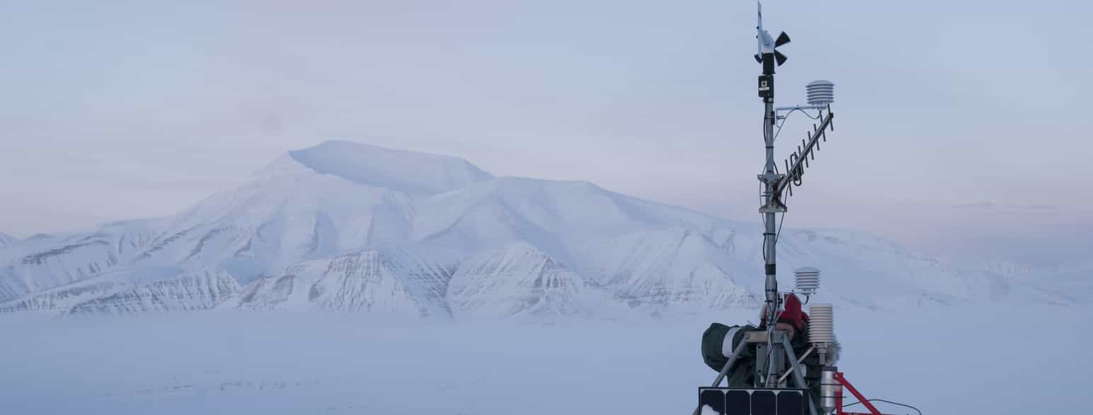 Avlesing av målestasjon med vindfløy på Svalbard