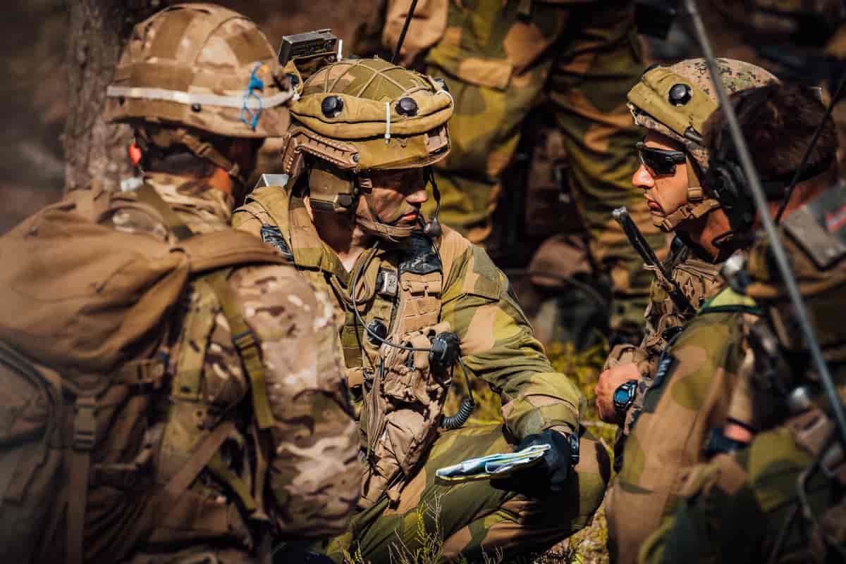 Soldater fra 2. bataljon, US Marines og British Army trener sammen, i Latvia