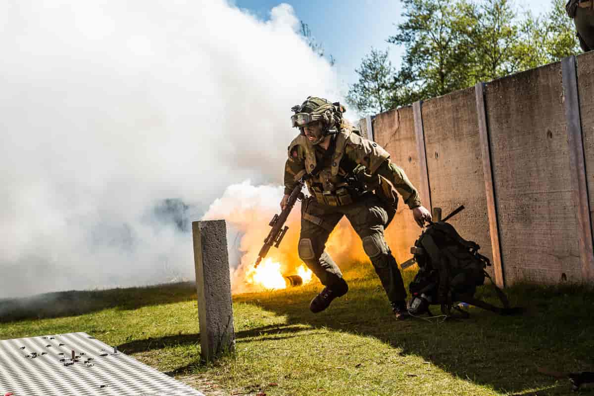 Soldater fra Ingeniørbataljonen entrer et bygg med dekke av røyk, under øvelse i Nederland, 2017.