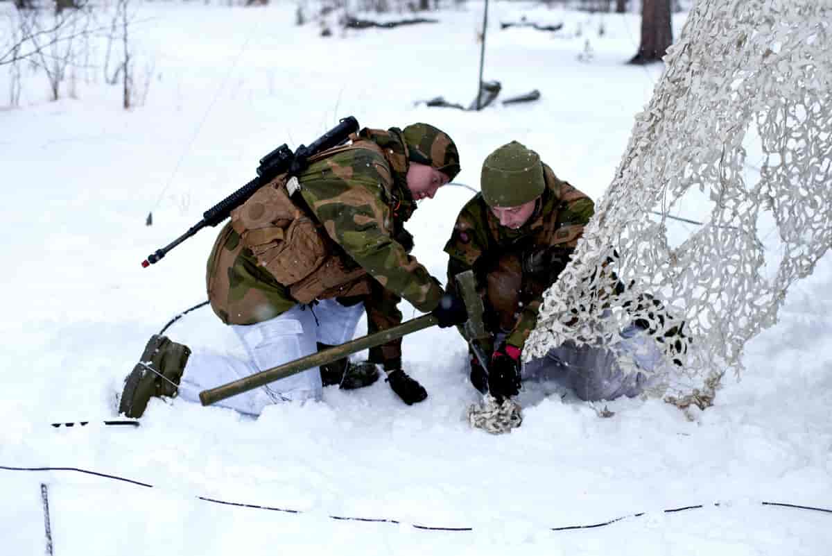 Soldater fra Sambandsbataljonen etablerer en kommandoplass, 2012.