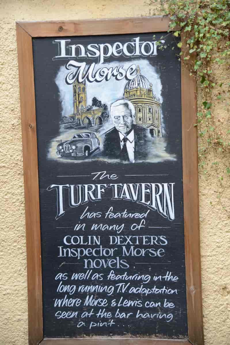 Inspektør Morse på pubskiltet til the Turf Tavern i Oxford