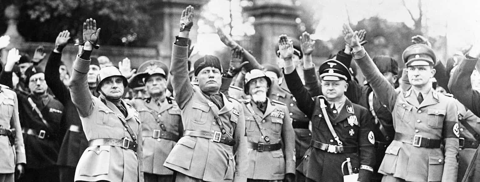 Mussolini (i midten) med tyske nazister, 1936