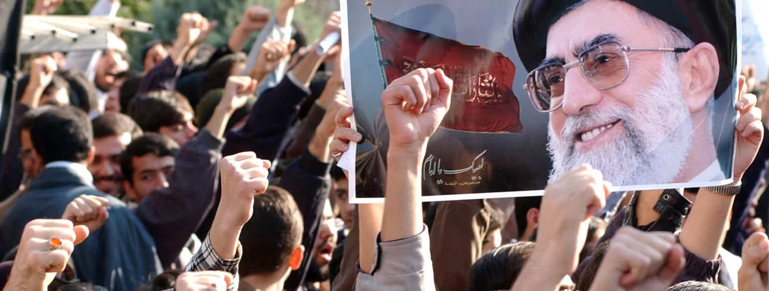 Demonstranter foran Storbritannias ambassade i Teheran i 2004 hyller landets Øverste leder, ayatollah Ali Khamenei.