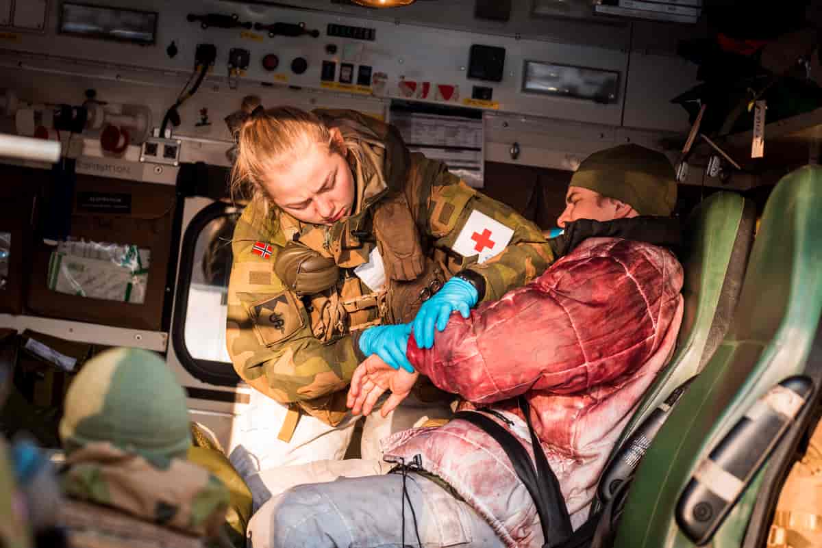 Soldater fra Sanitetsbataljonen i Brigade Nord øver på skadebehandling, 2018.