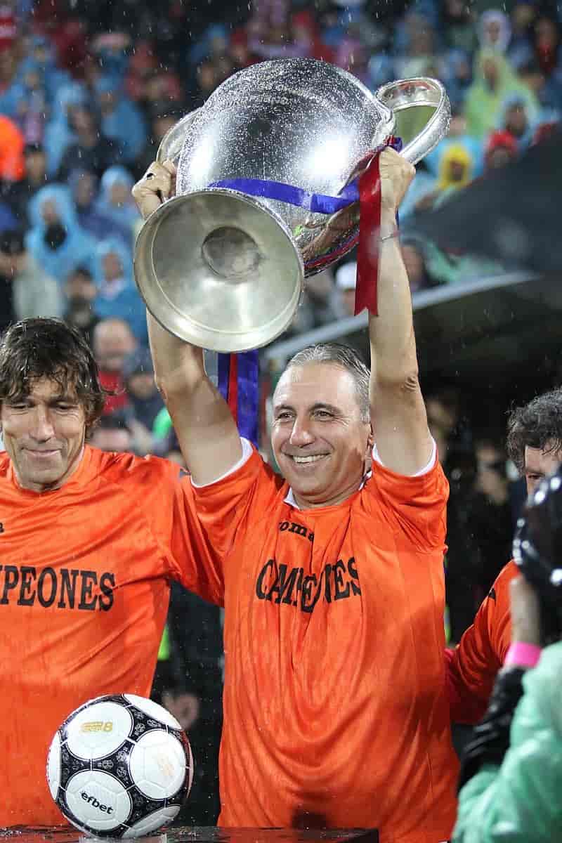 Hristo Stoichkov i 2016. På bildet holder han pokalen Barcelona fikk da de vant Serievinnercupen i 1992.