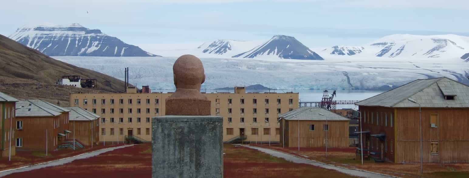 En byste av Lenin skuer utover den forlatte, sovjetisk-russiske gruvebyen Pyramiden på Svalbard