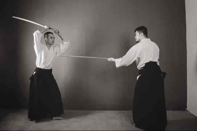 Aikido-utøvere med stokk.
