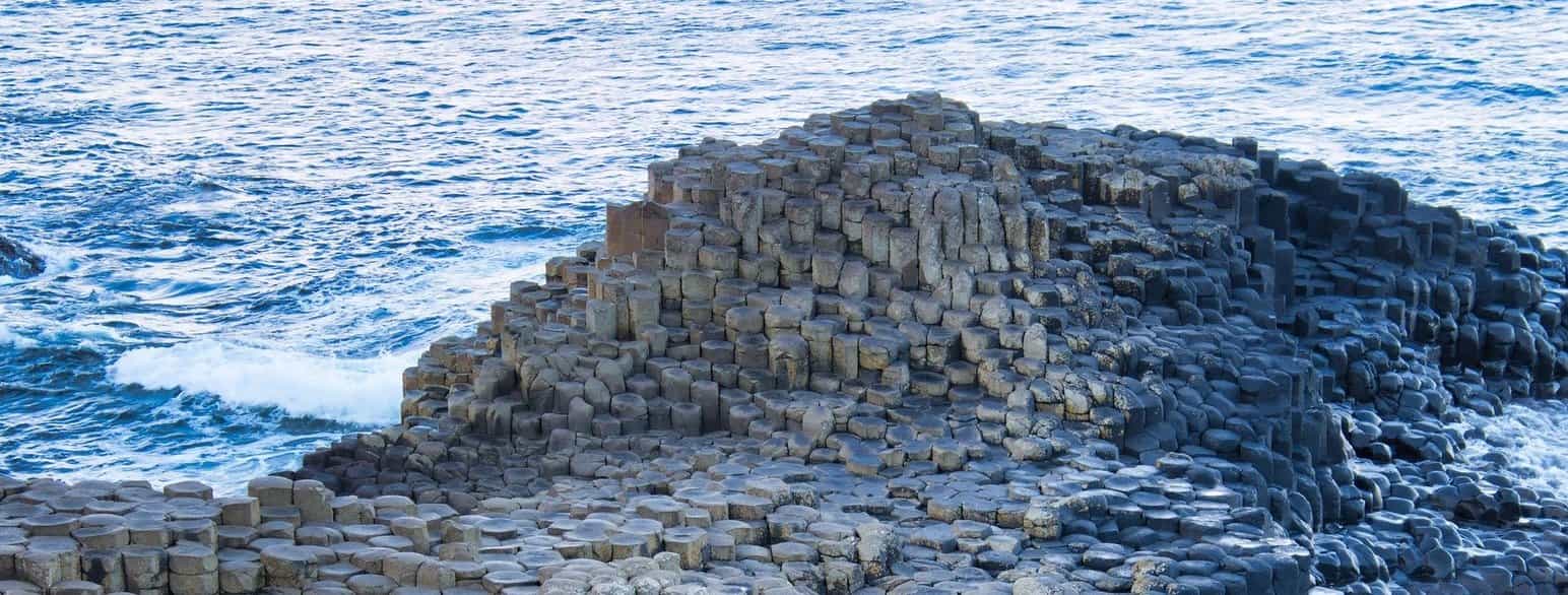 Den eiendommelige basaltdannelsen Giant's Causeway i Nord-Irland