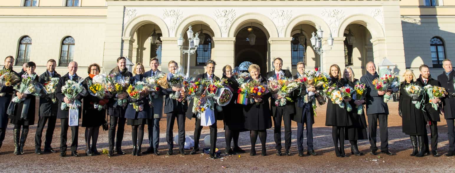 Regjeringen Solberg foran Slottet etter at nye statsråder hadde blitt utnevnt av Kongen i statsråd 24. januar 2020