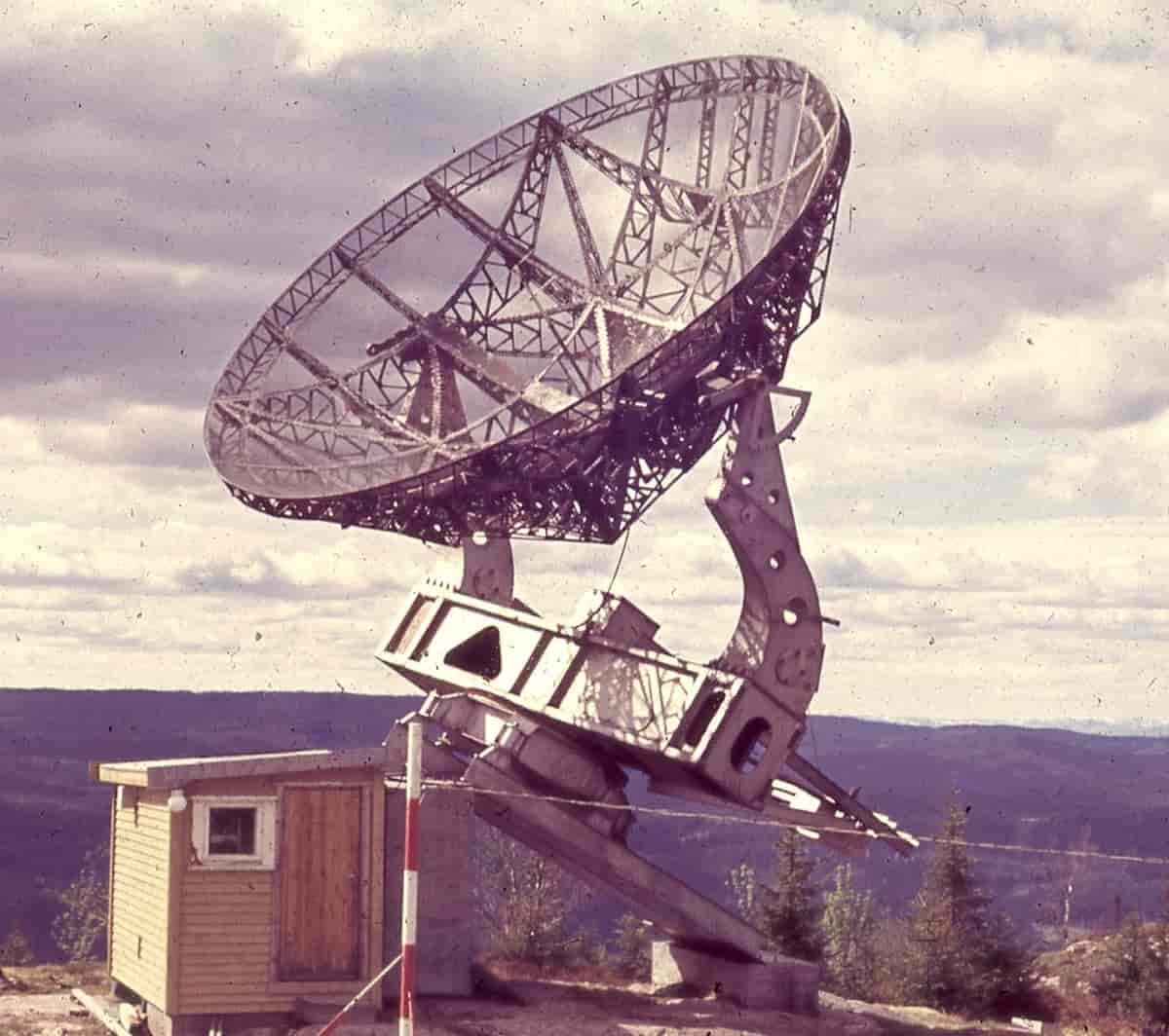 Radioavdelingens parabolske Würzburg-antenne i den nye oppstillingen på Solobservatoriet.