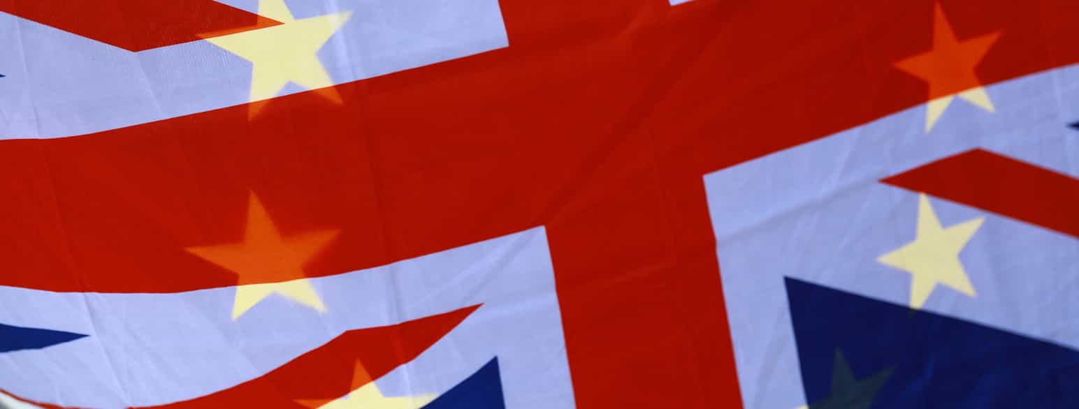 Det britiske Union Jack foran et EU-flagg
