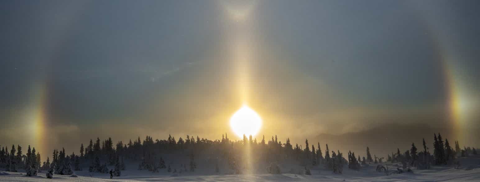 Moilanen-bue over Langetjønn på Gaustablikk 27.12.2019. Når sola kom over horisonten var det ni minusgrader, lavt skydekke og iskrystaller i luften.