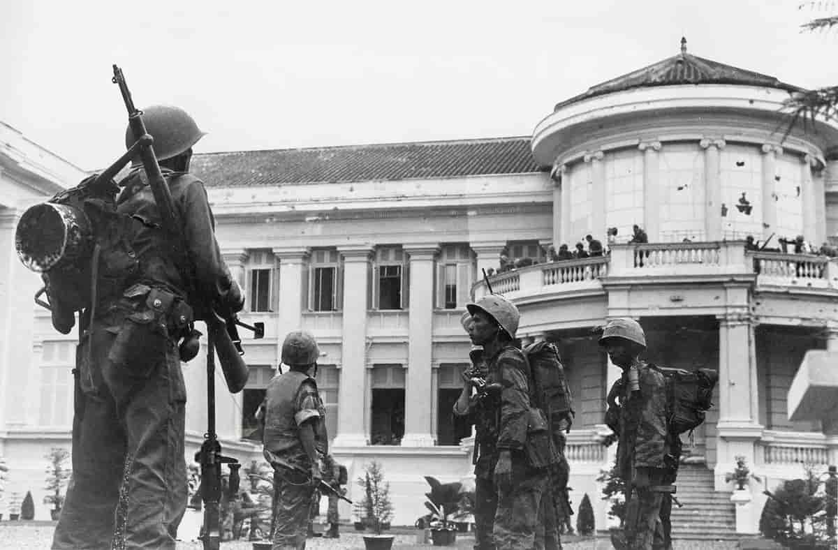 Soldater utenfor presidentpalasset