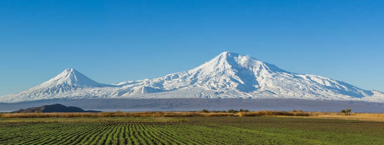 Lille og store Ararat, sett fra Artashat i Armenia