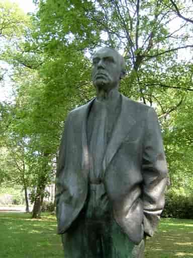 Johannes R. Becher-statue (1960) av Fritz Cremer; statuen står i parken Bürgerpark Pankow i Berlin