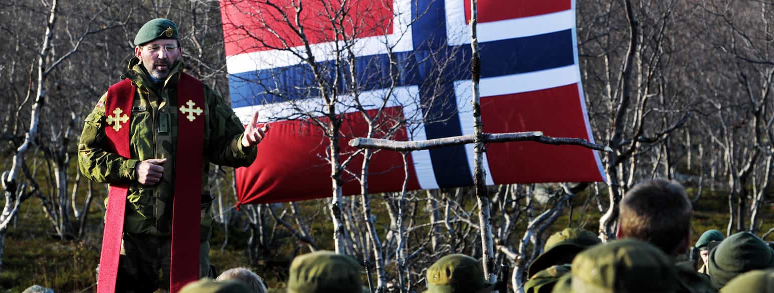 Feltprest major Fredrik Øverland under en feltgudstjeneste for Garnisonen i Sør-Varanger