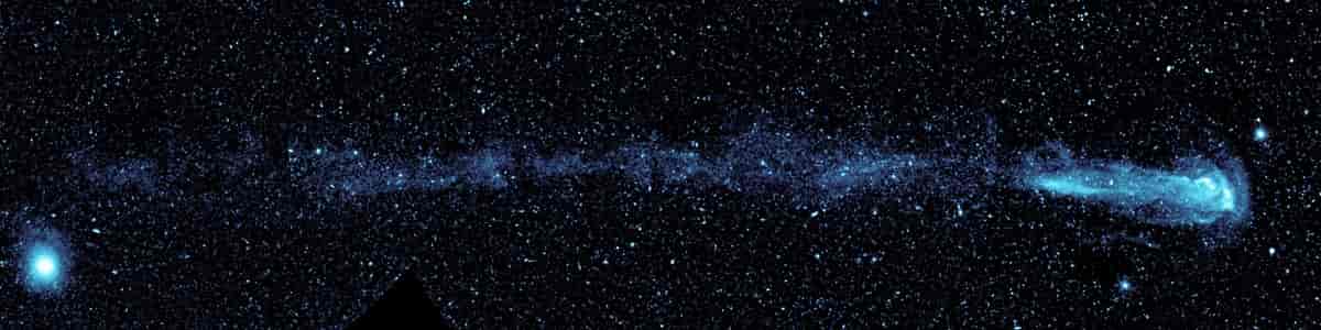 Bilde av Mira tatt i 2006 med et amerikansk romteleskop for ultrafiolett astronomi, Galaxy Evolution Explorer (GALEX), viser dens kometlignende meget lang hale av gass.