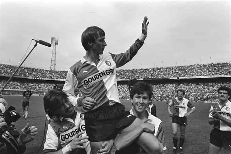 Cruyff blir båret på "Gullstol" mai 1984, året Feyenoord vant «The double»