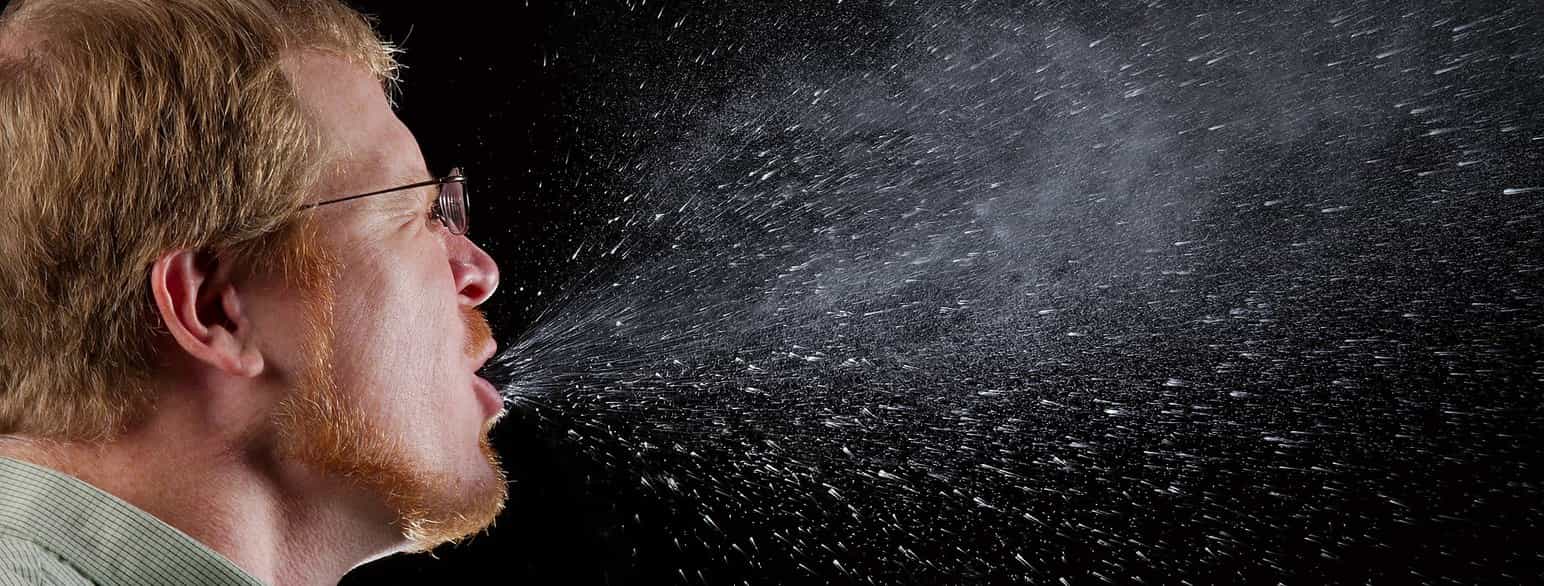 Når man nyser sendes partikler ut fra munnen, svelget og nesen i stor fart. Derfor er det viktig å holde seg for ansiktet for å unngå eventuell smitte.