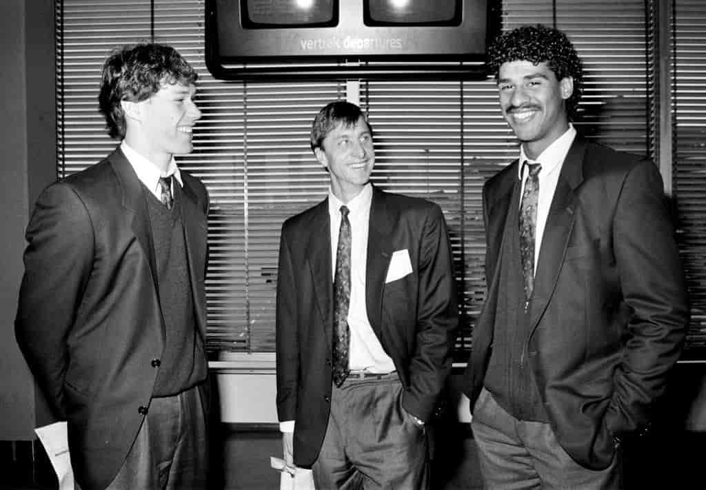 Fra venstre: Marco van Basten, Johan Cruyff (manager) og Frank Rijkaard (Schiphol flyplass 3.11.1986).