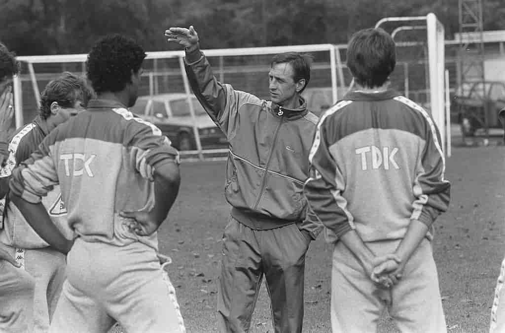 Cruyff (manager) gir spillerene i Ajax instruksjoner på treningsfeltet