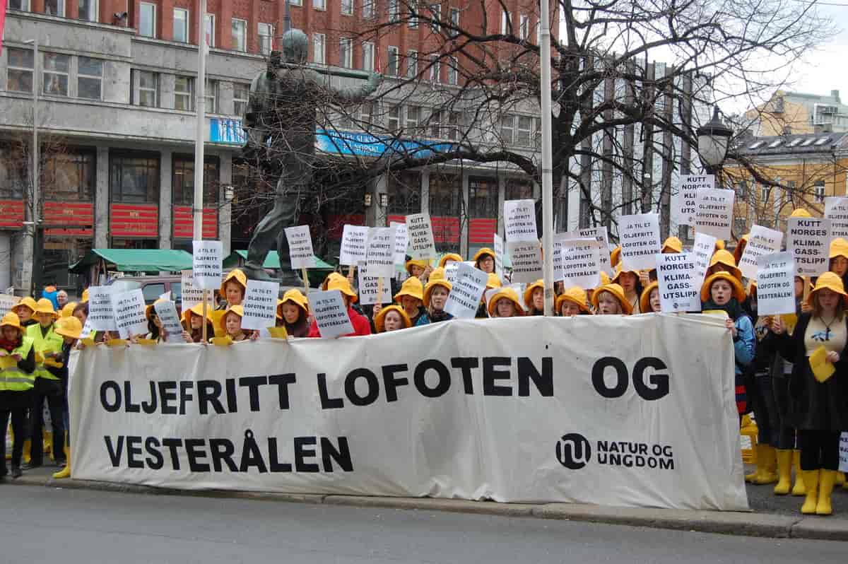 Natur og ungdom demonstrerer mot oljeleting i Lofoten