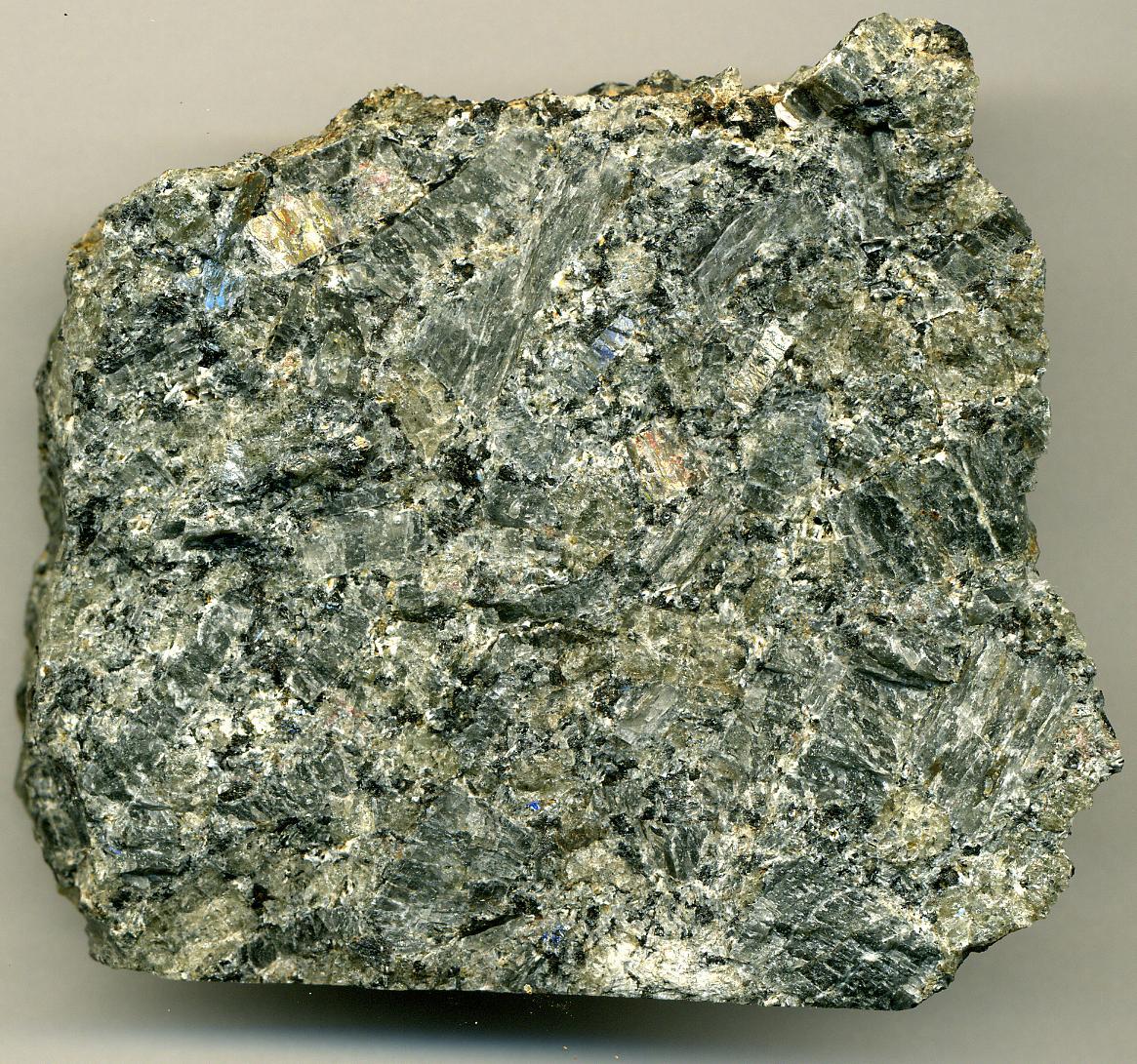 Геологи взвешивали 3 куска горных пород гранит. Сиенит. Сиенит порфир. Нефелин сиенит. Диорит и сиенит.