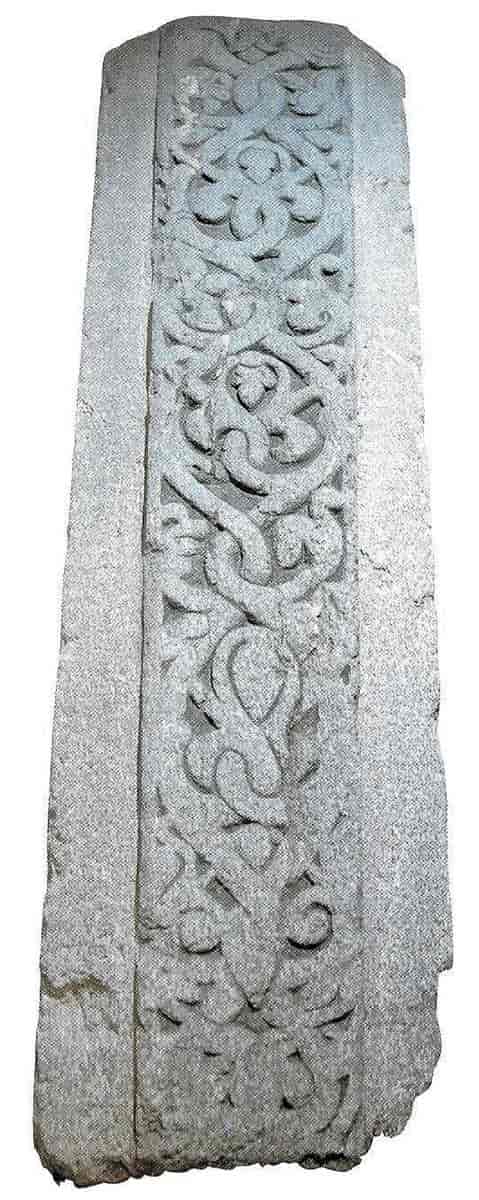 Kisteformet gravstein fra 1100-tallet ved Nidarosdomen.