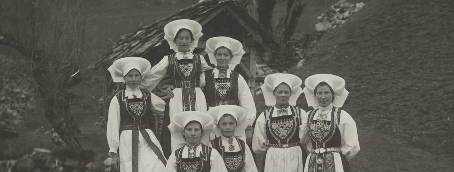 Syv kvinner i Hardangerbunad