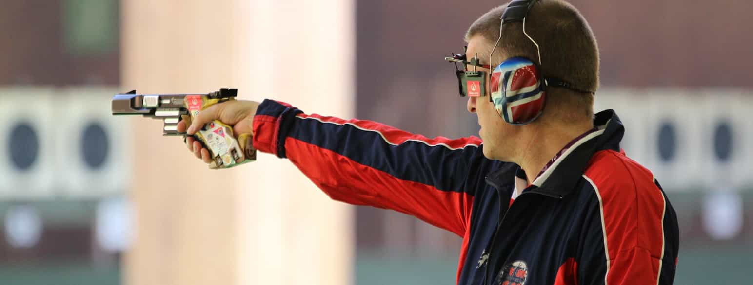 Pistolskytter Pål Hembre i aksjon under European Games i Baku i 2015