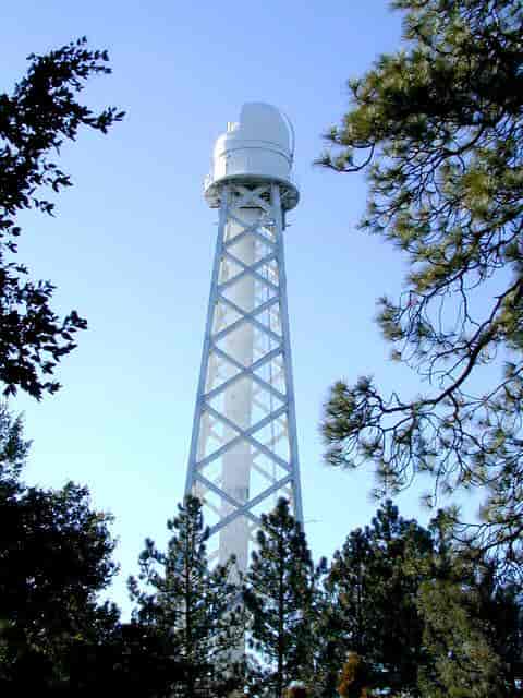 Det høye tårnet til Solteleskopet på Mount Wilson Observatory, California.