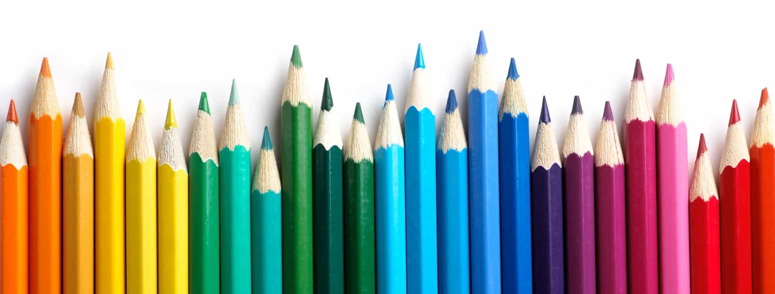 Цветные карандаши в ряд без фона