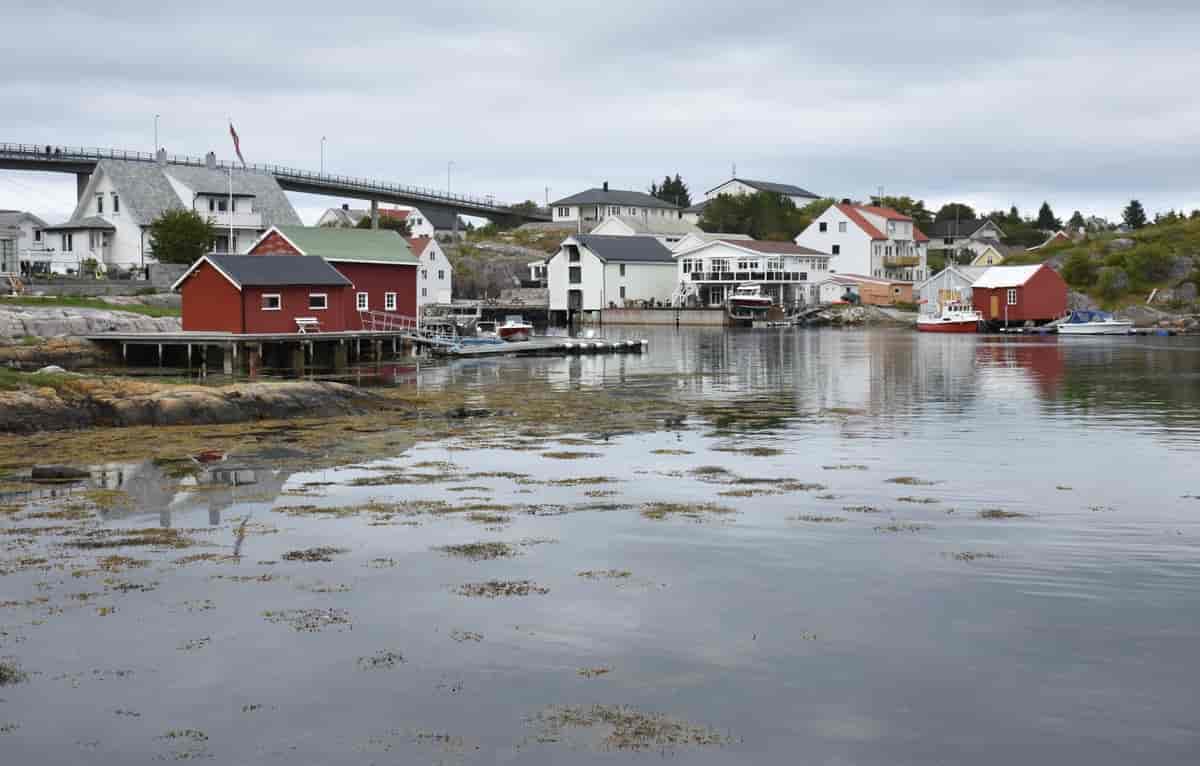 Tettstedet Sveggen med broen over til Sveggøya i bakgrunnen