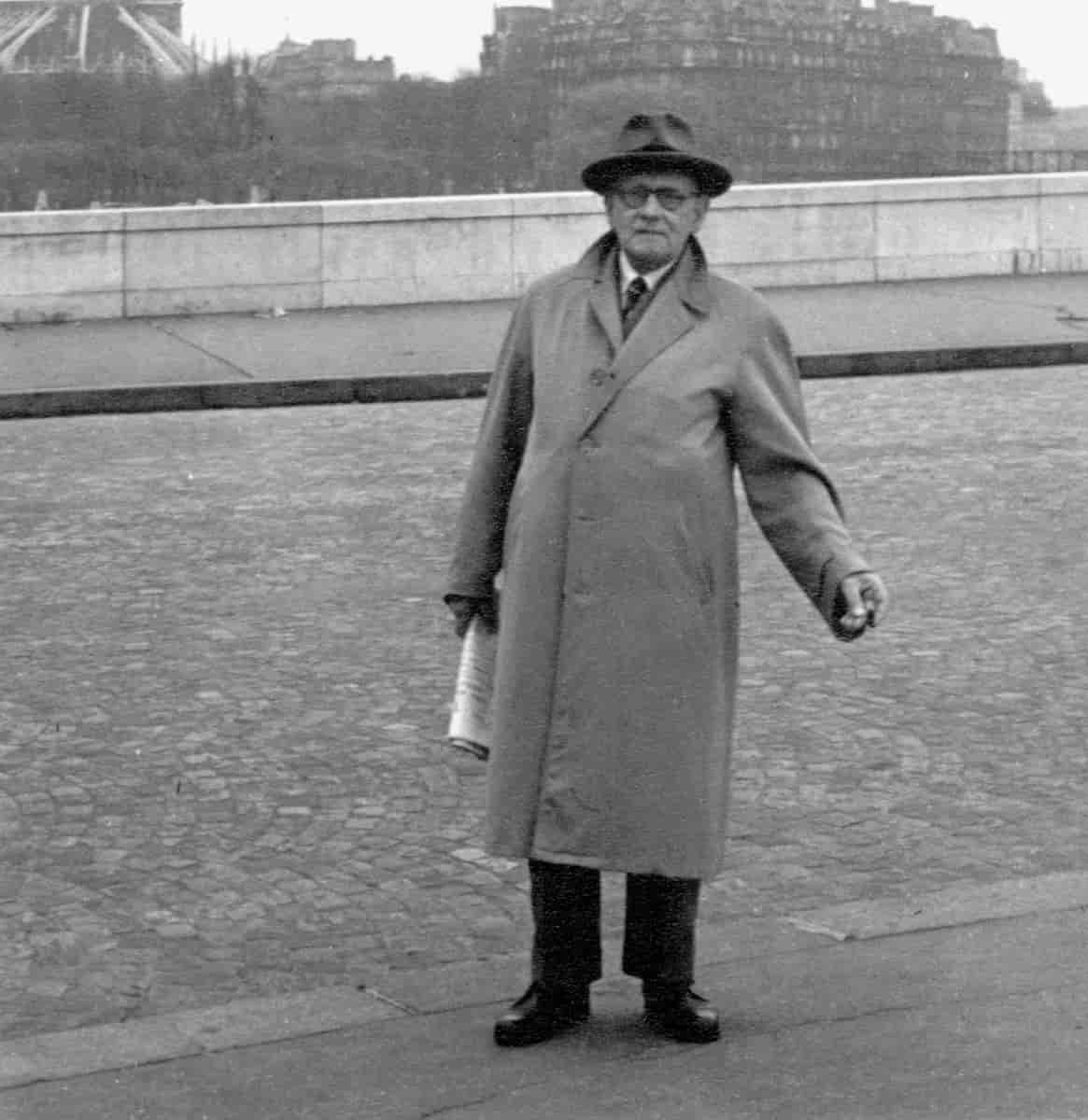 Marinus Kjeldgaard på Pont de la Tournelle i Paris, 1957.