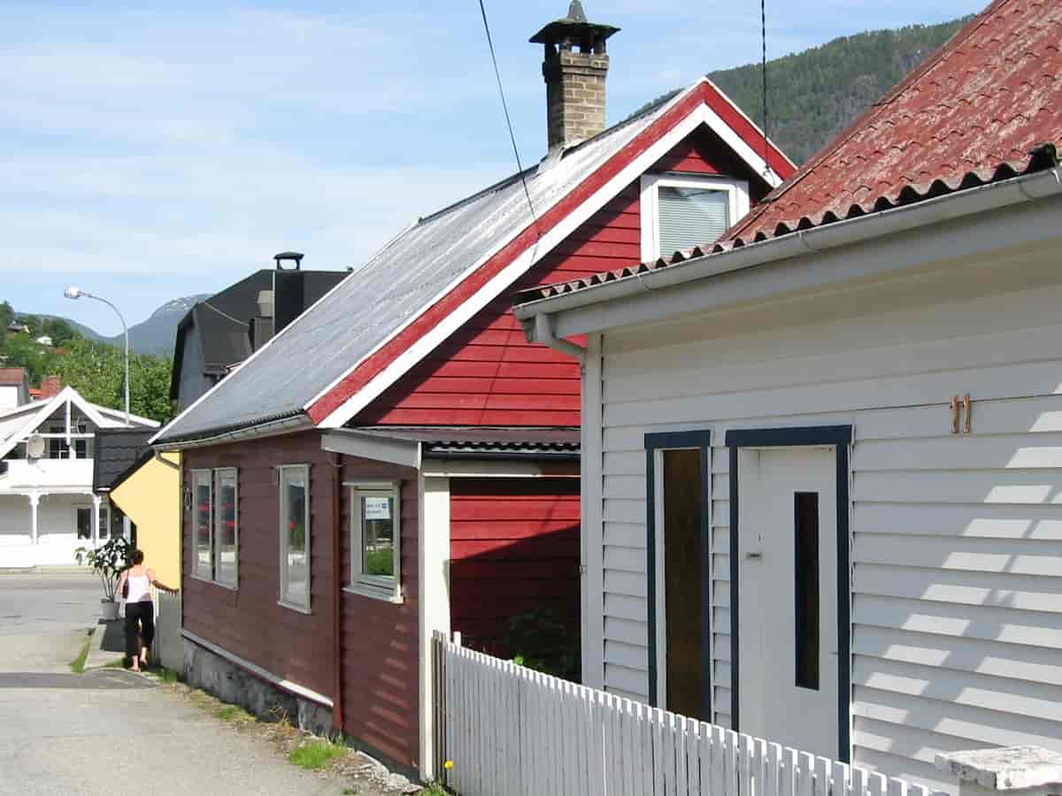Gamle småhus i Sogndalsfjøra