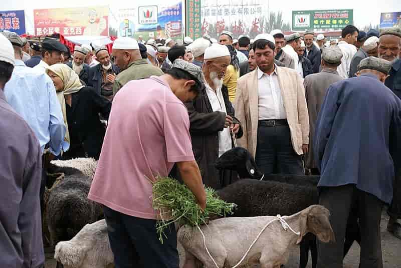Uigur-menn på markedet