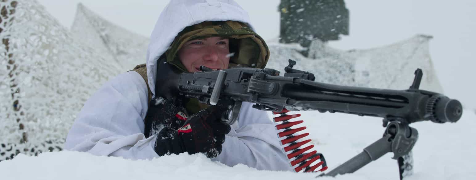 Norsk soldat i stilling med MG3, et tyskprodusert, beltematet maskingevær (med løsammunisjon)