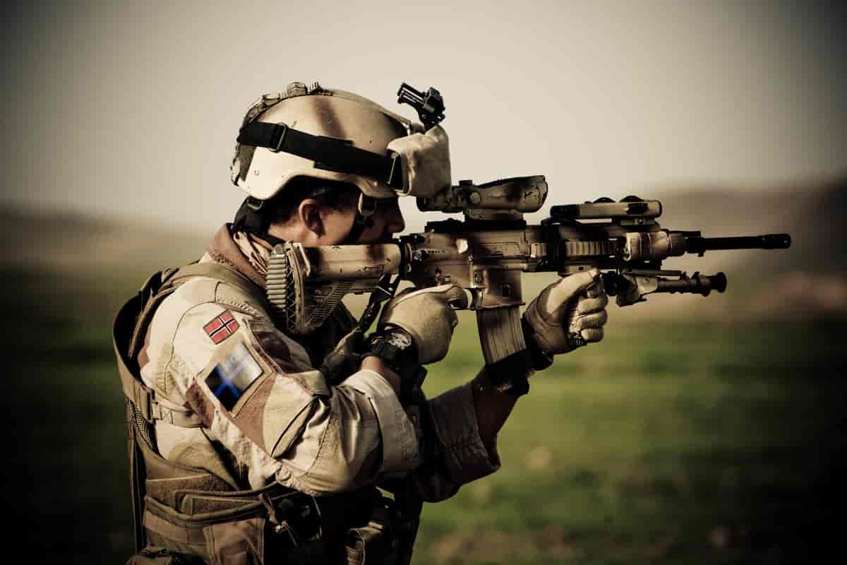 Norsk soldat i Afghanistan med automatgeværet HK416.