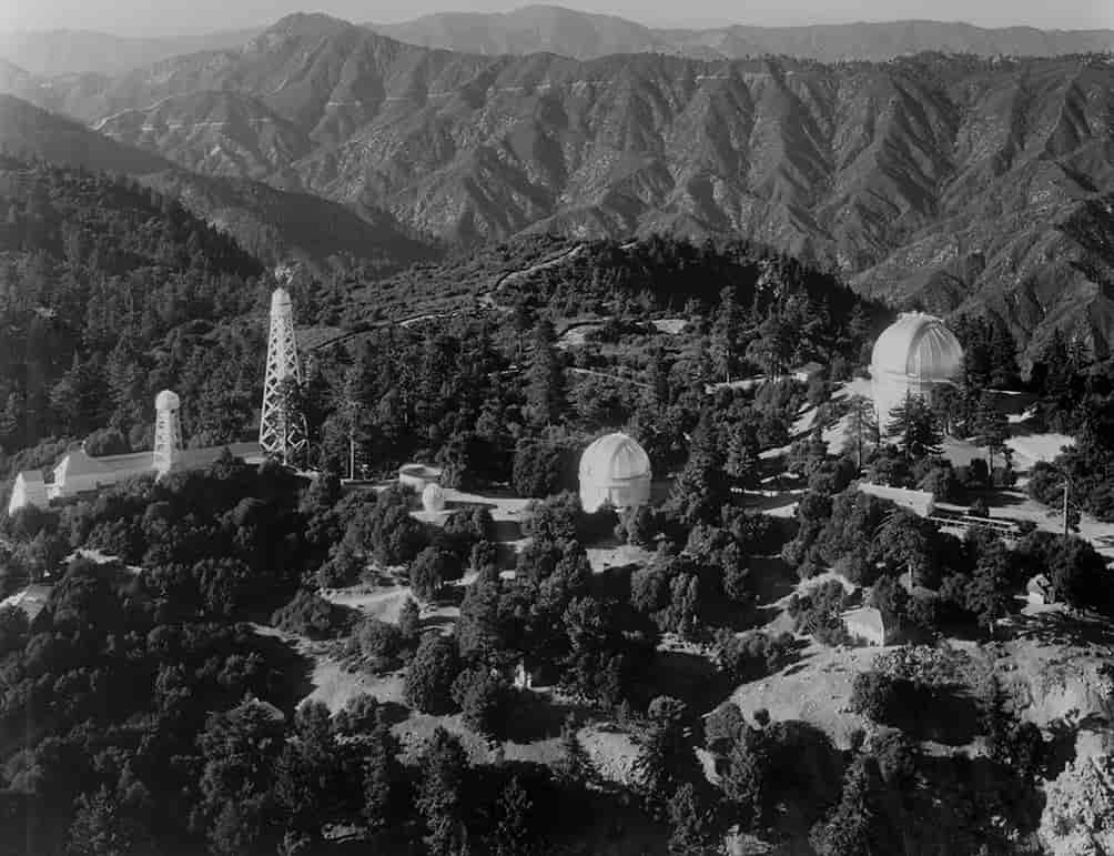 Tidlig bilde av Mount Wilson Observatory. Den horisontale bygningen til Snow-teleskopet og de to tårnteleskopene ses til venstre. Kuppelbygningene til 1.5-m teleskopet og Hooker-teleskopet står på høyre side.