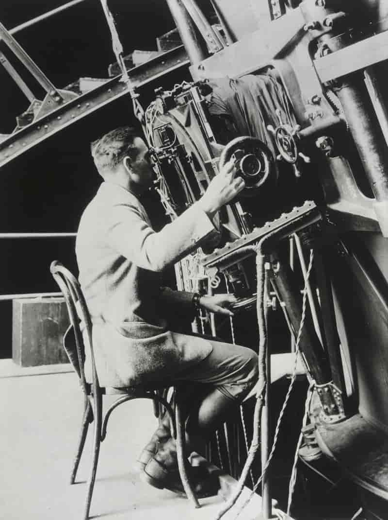 Edwin Hubble i arbeid ved Hooker-teleskopet.