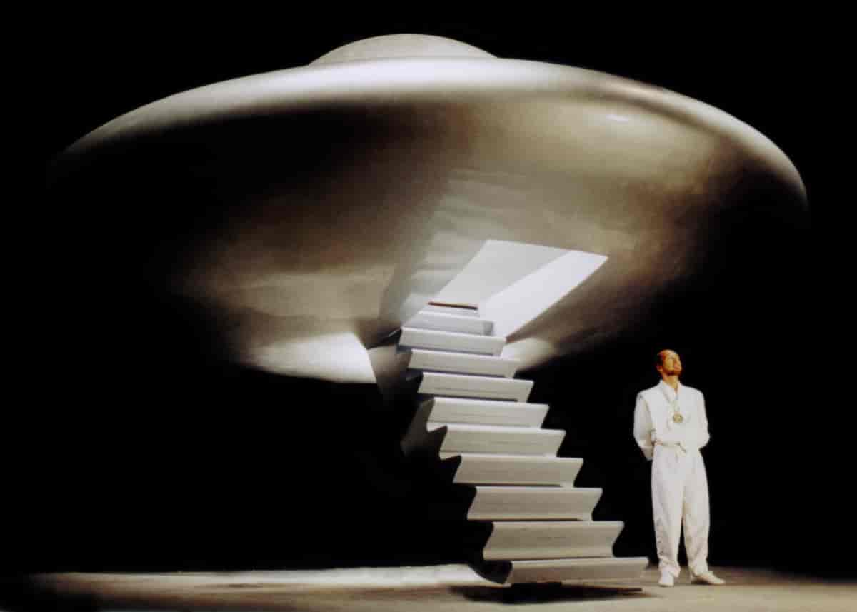 Raël foran en modell av en UFO