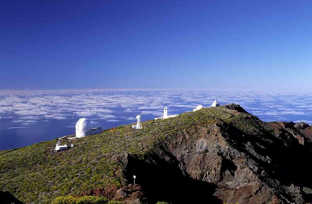 Teleskoper på Los Muchachos, La Palma. Fra venstre mot høyre ses William Herschel Telescope, de nederlandske (DOT) og svenske (SST) solteleskopene, Isaac Newton Telescope og Jacobus Kapteyn Telescope.
