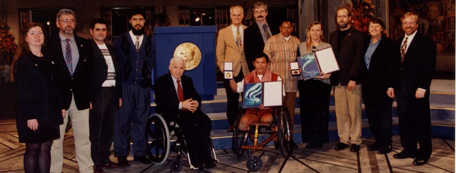 Nobels fredspris 1997. Williams nummer fire fra høyre.