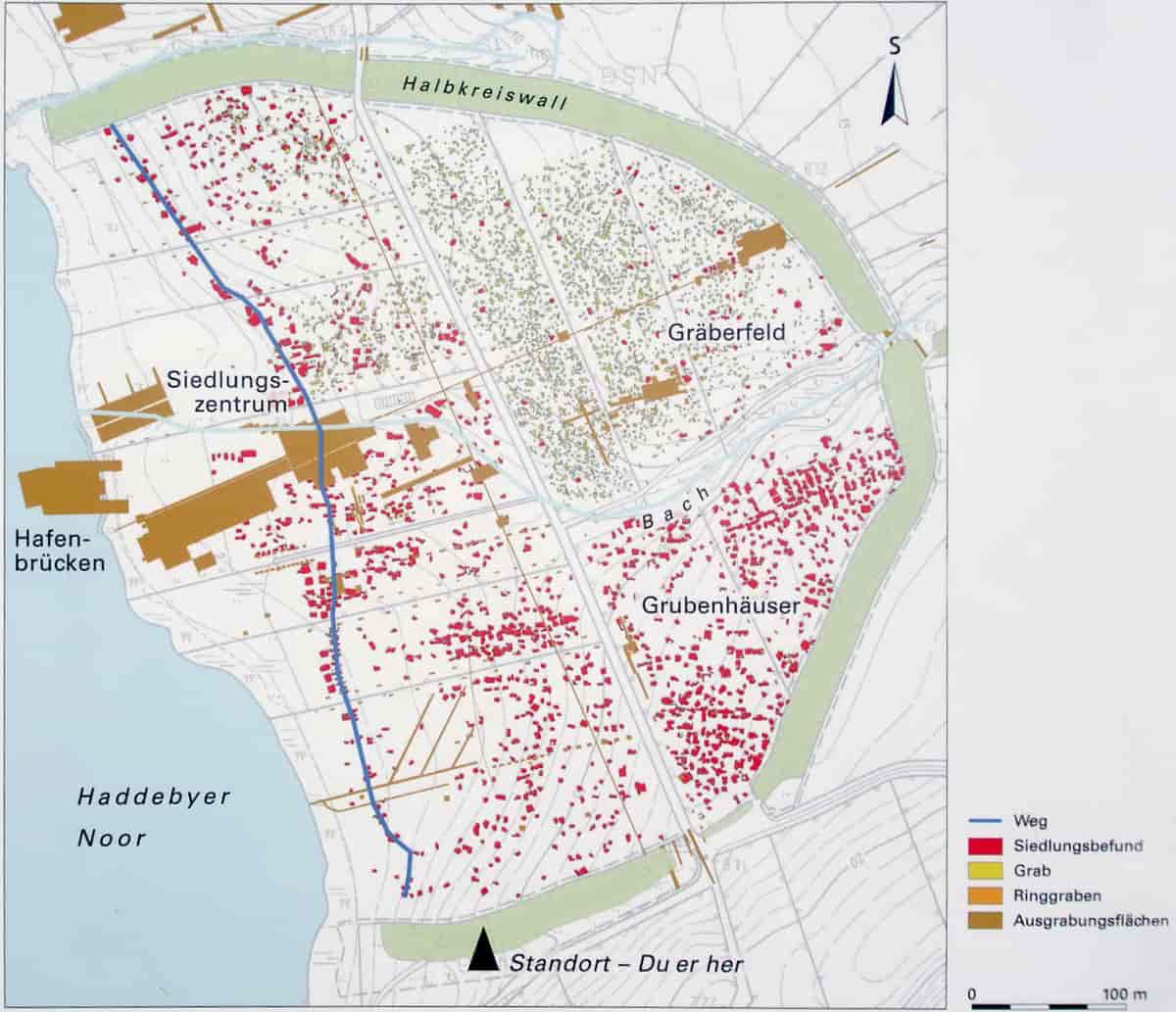 Oversiktskart som viser bebyggelsen og gravfelt innenfor halvkretsvollen.